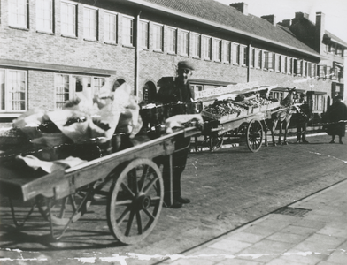 875237 Afbeelding van enkele venters in een nieuwe straat in de Rivierenwijk te Utrecht, met links een onbekende ...